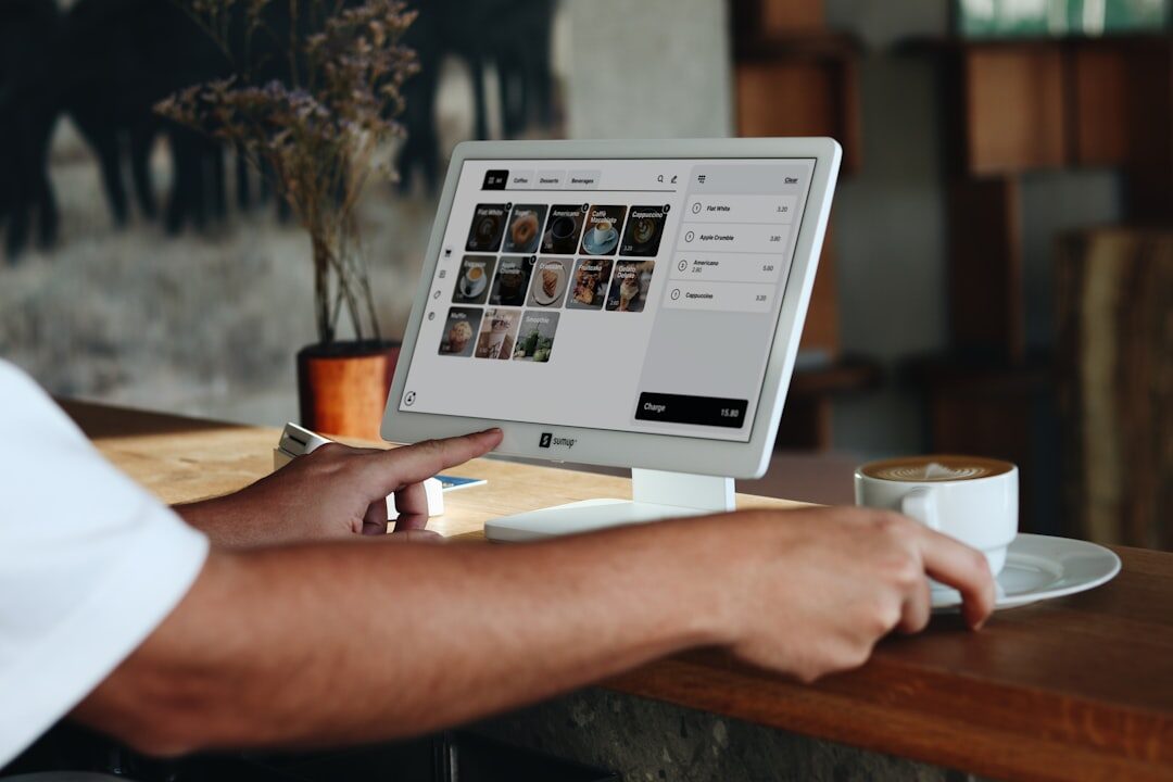 Grupo diverso acessando site