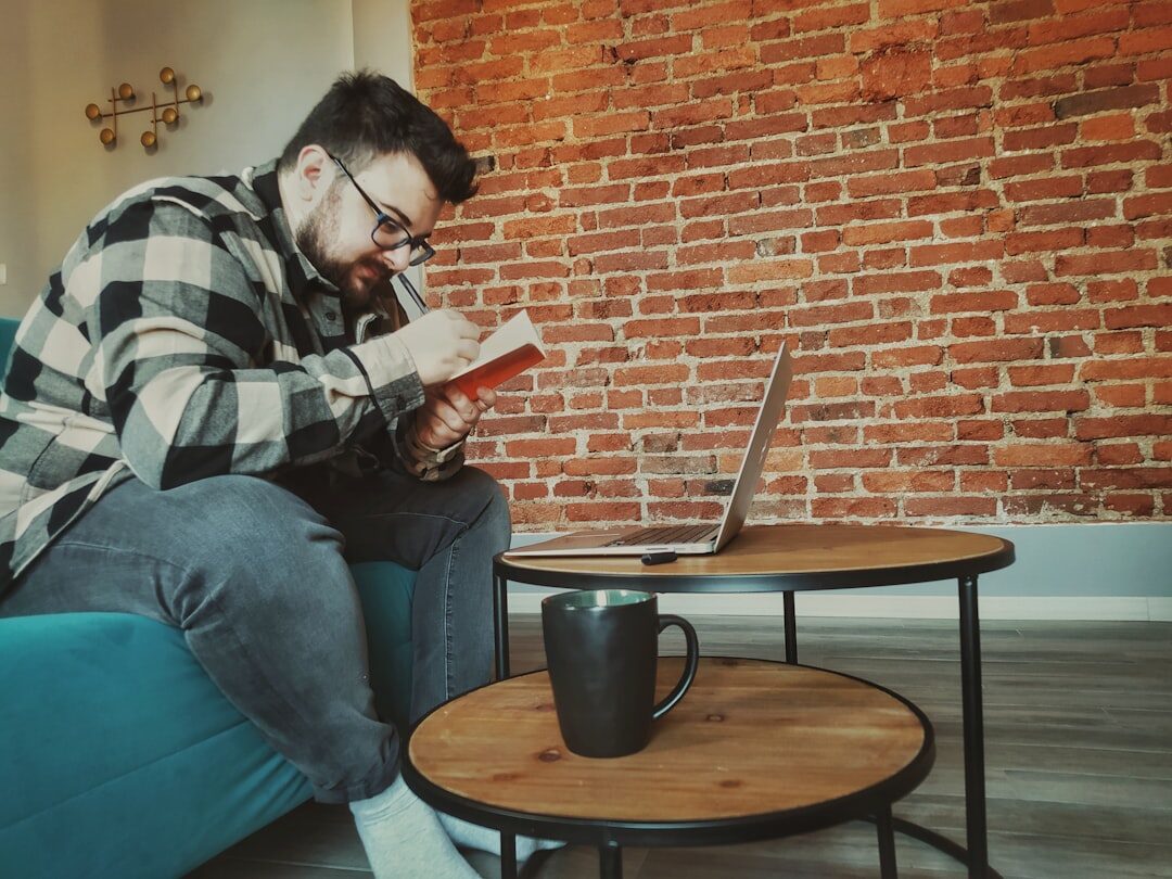 Homem analisando o impacto do storytelling