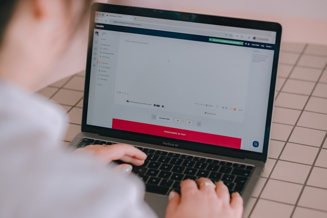 Interface de codificação de site no laptop