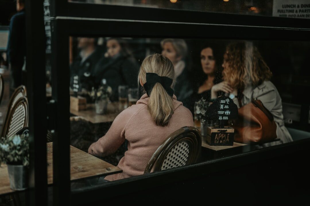 Mulher compartilhando uma história com amigos