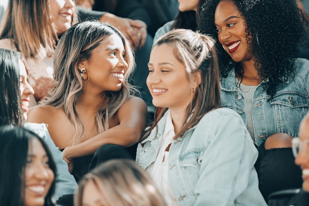 Mulher contando história para a audiência
