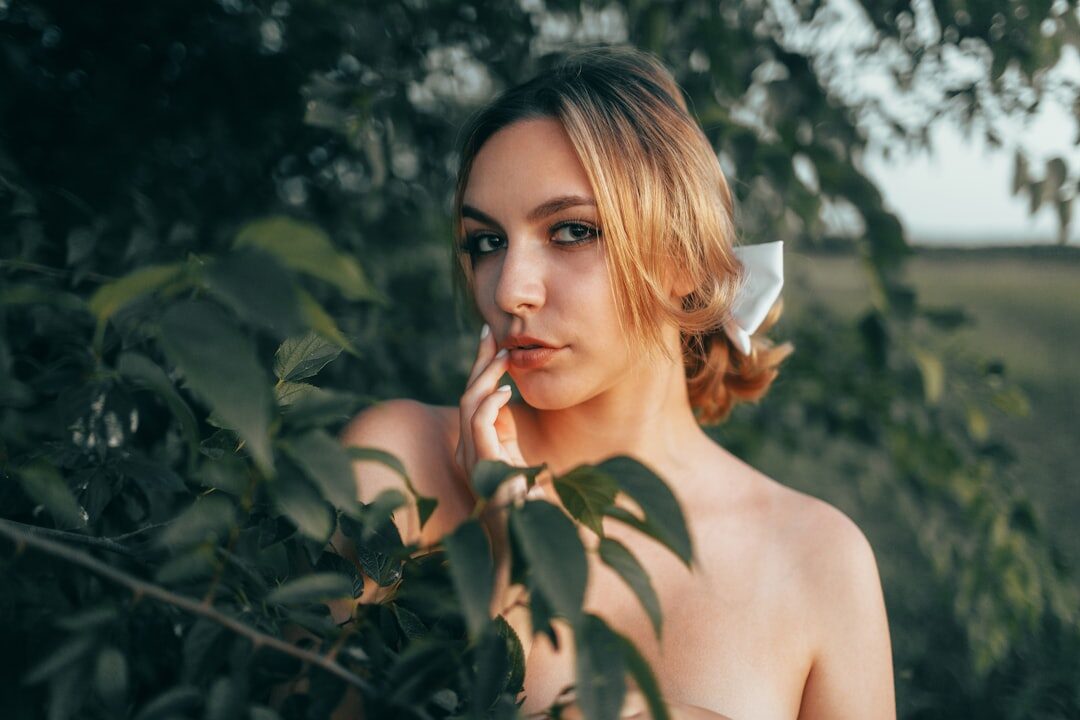 Mulher mostrando campanha de beleza natural