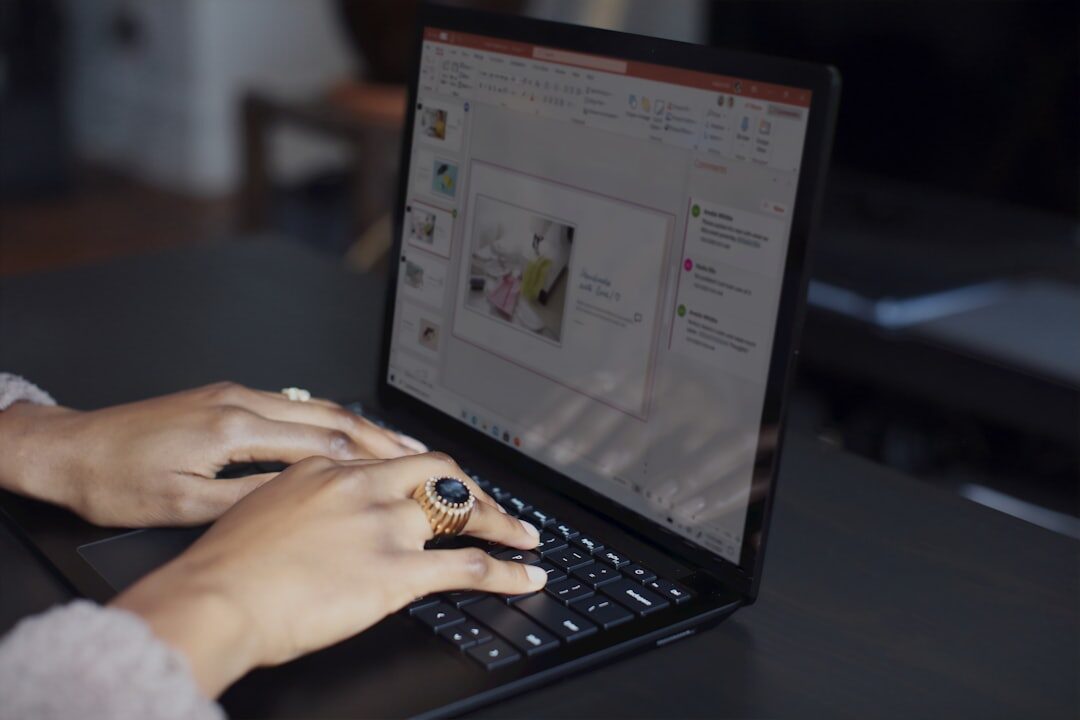 Pessoa clicando em anúncios online