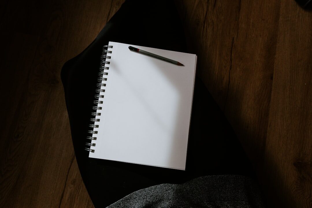 Pessoa escrevendo uma história em um caderno