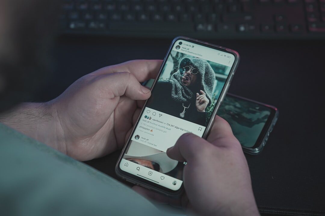 Pessoa navegando por anúncios online