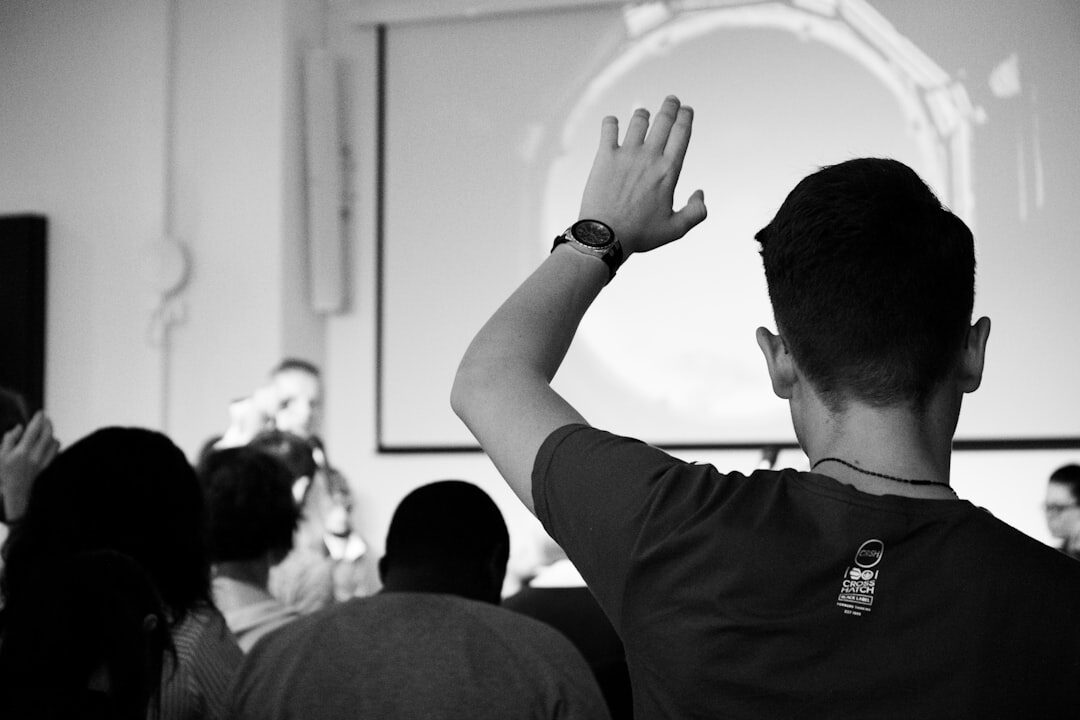 Pessoas assistindo a uma apresentação de storytelling