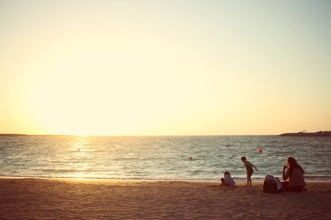 Pessoas desfrutando do pôr do sol na praia