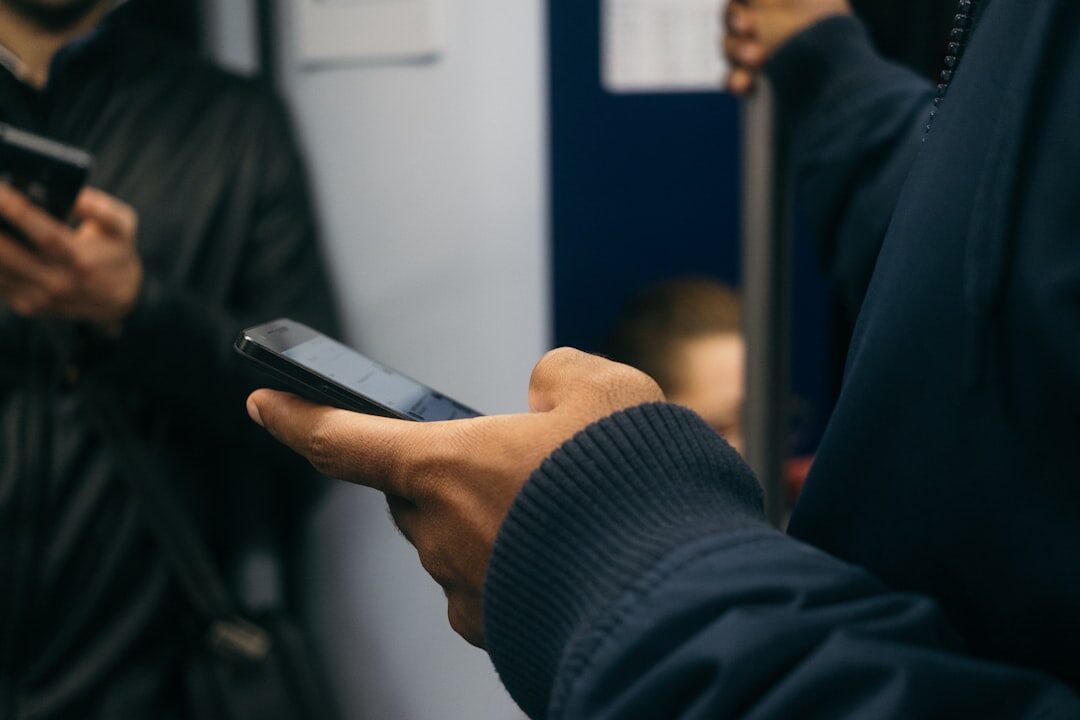 Pessoas diversas usando smartphones