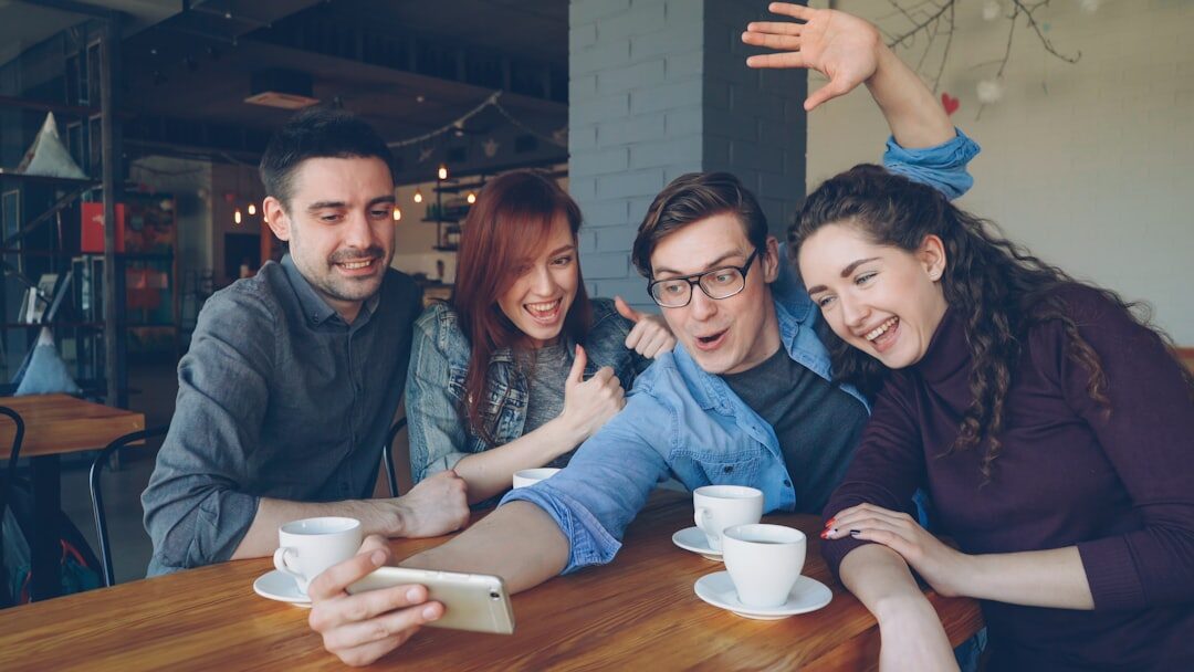 Pessoas interagindo com conteúdo de marketing digital