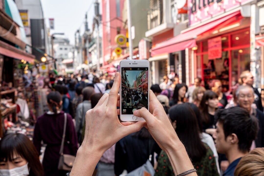 Pessoas usando smartphones nas redes sociais
