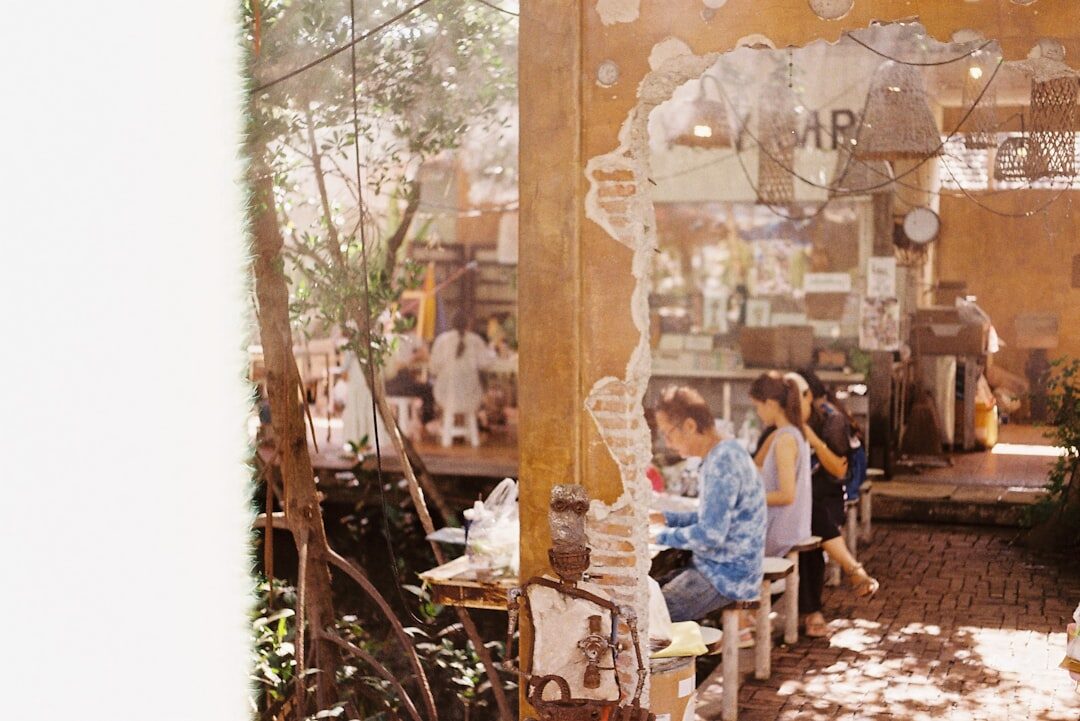 Pessoas utilizando smartphones em um café