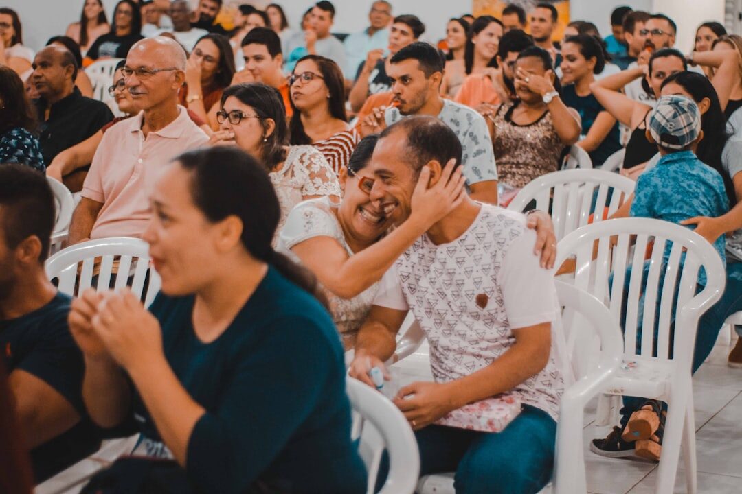 Público diverso aproveitando sessão de storytelling