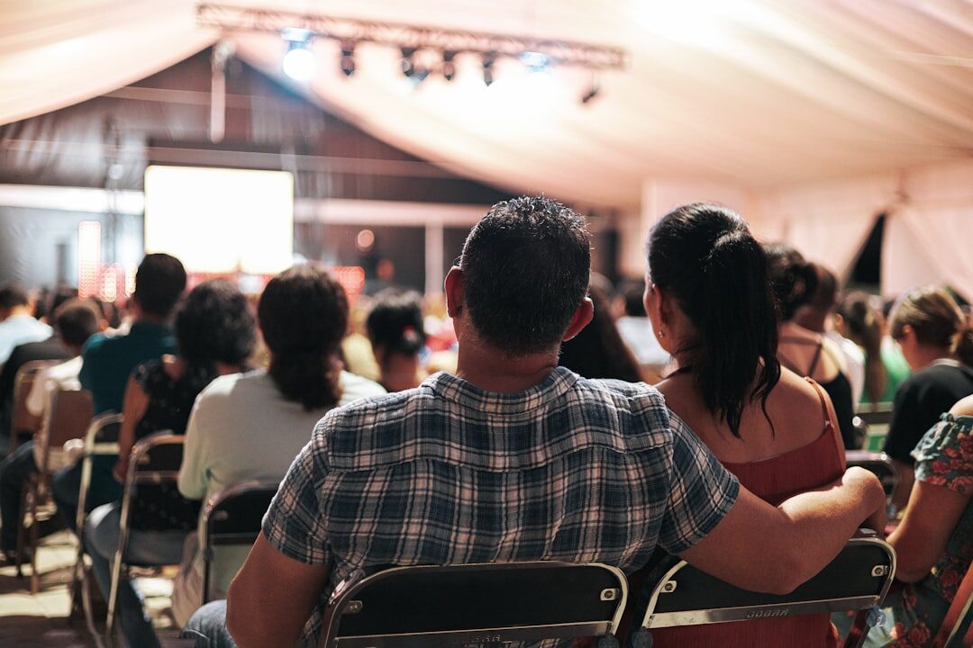 Público envolvido em evento de storytelling