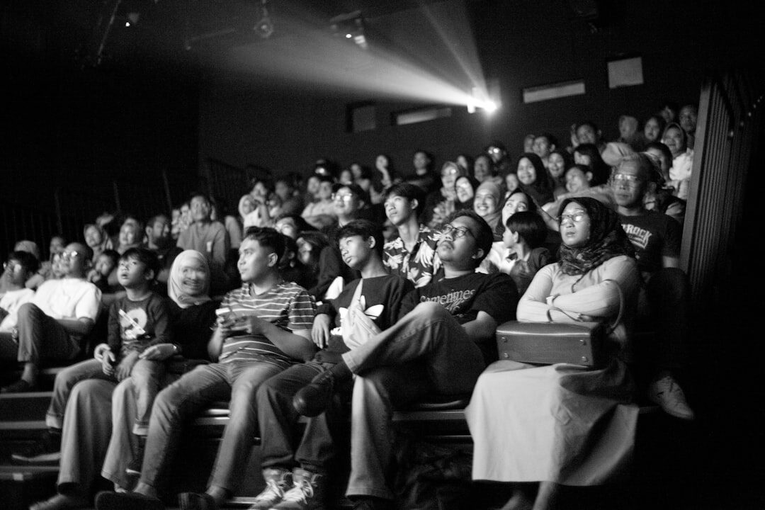 Público envolvido em sessão de storytelling
