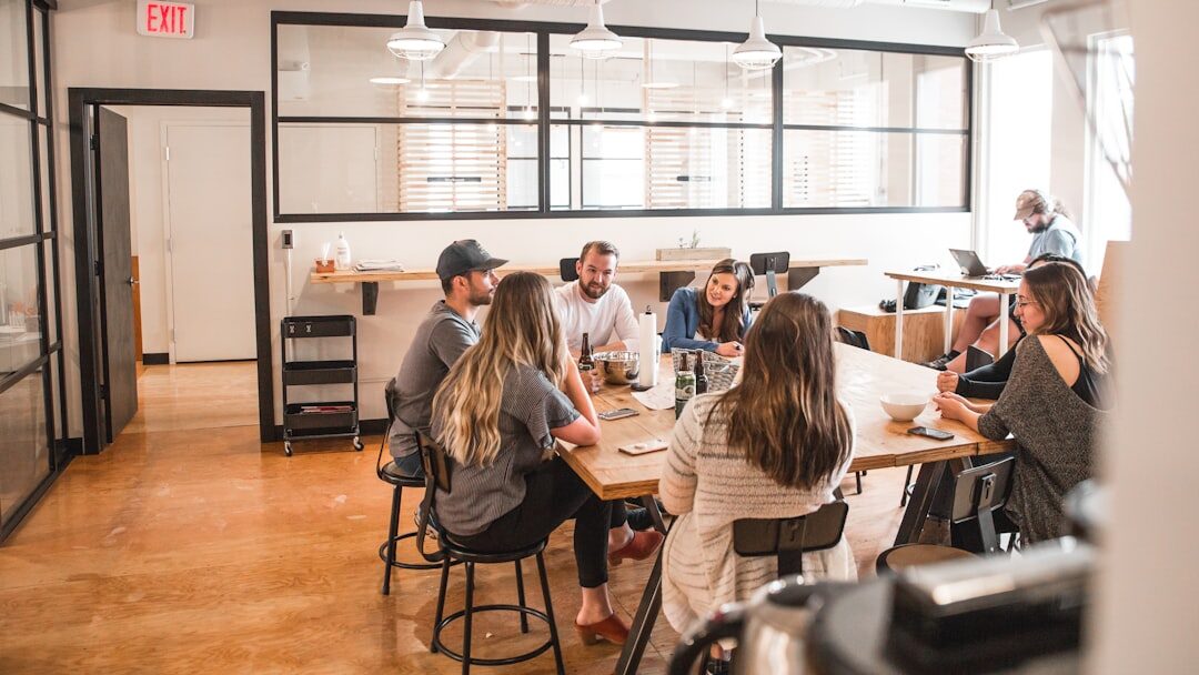 Reunião de equipe discutindo estratégias de marketing