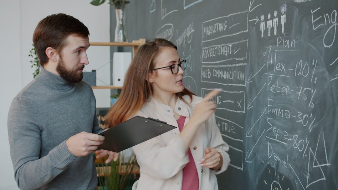 Reunião de equipe para estratégia de marketing