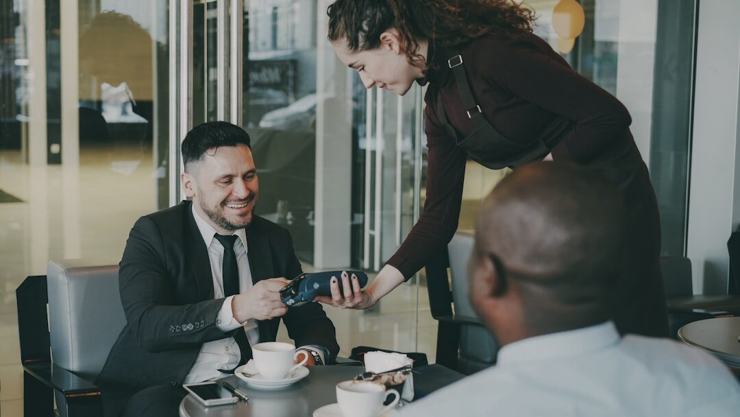 Reunião de negócios locais discutindo marketing