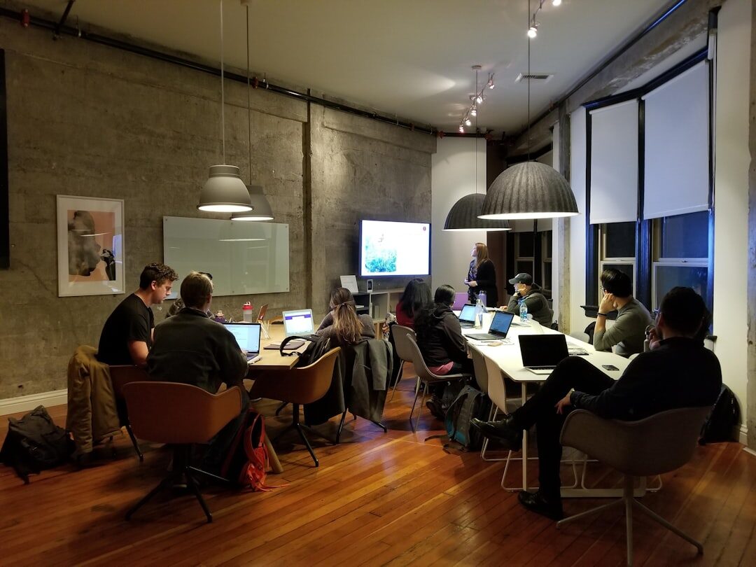 Reunião sobre estratégia de marketing local