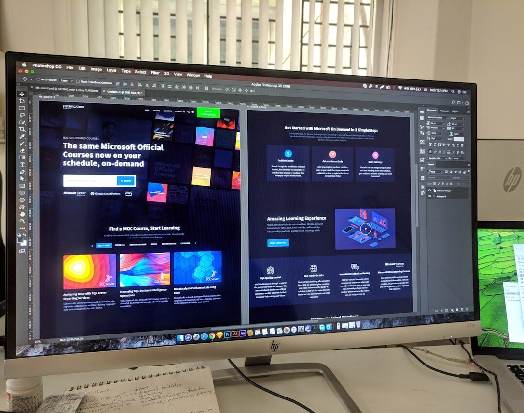 Usuário interagindo com interface de site