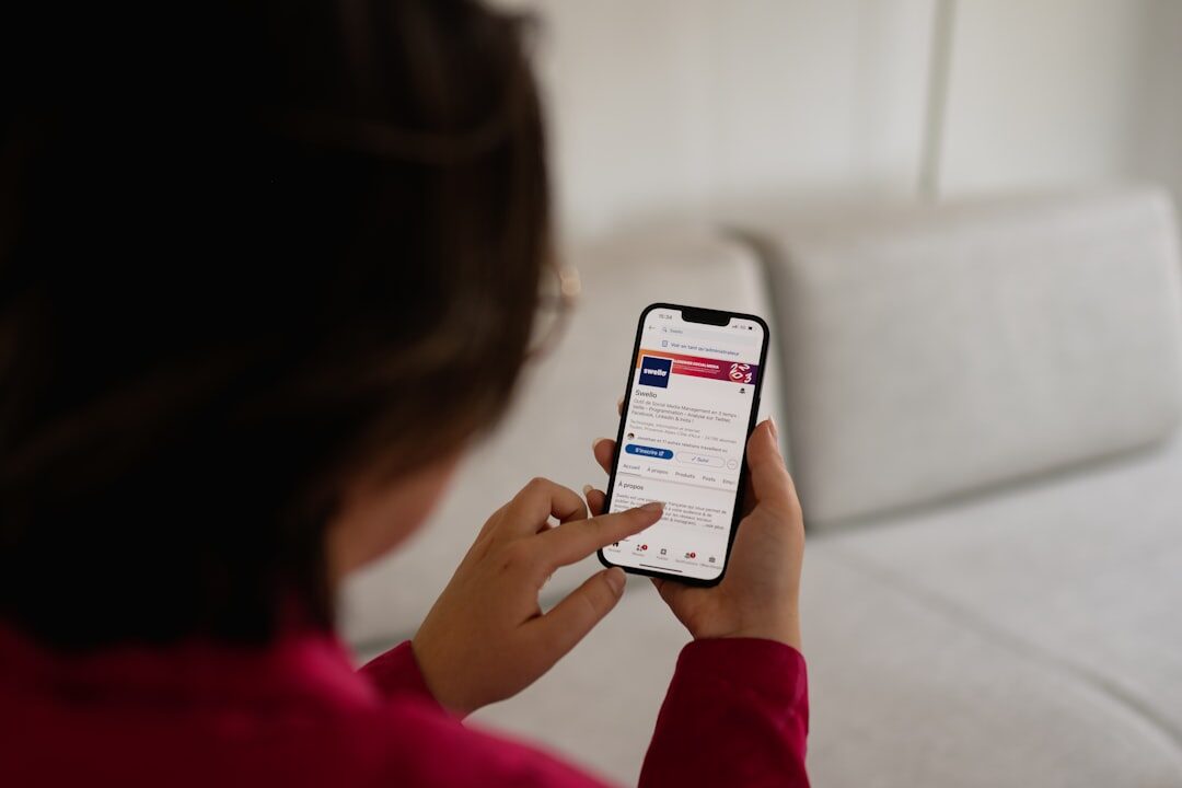 Usuário interagindo com site otimizado para dispositivos móveis