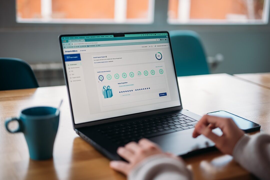 Usuário navegando em um site no laptop
