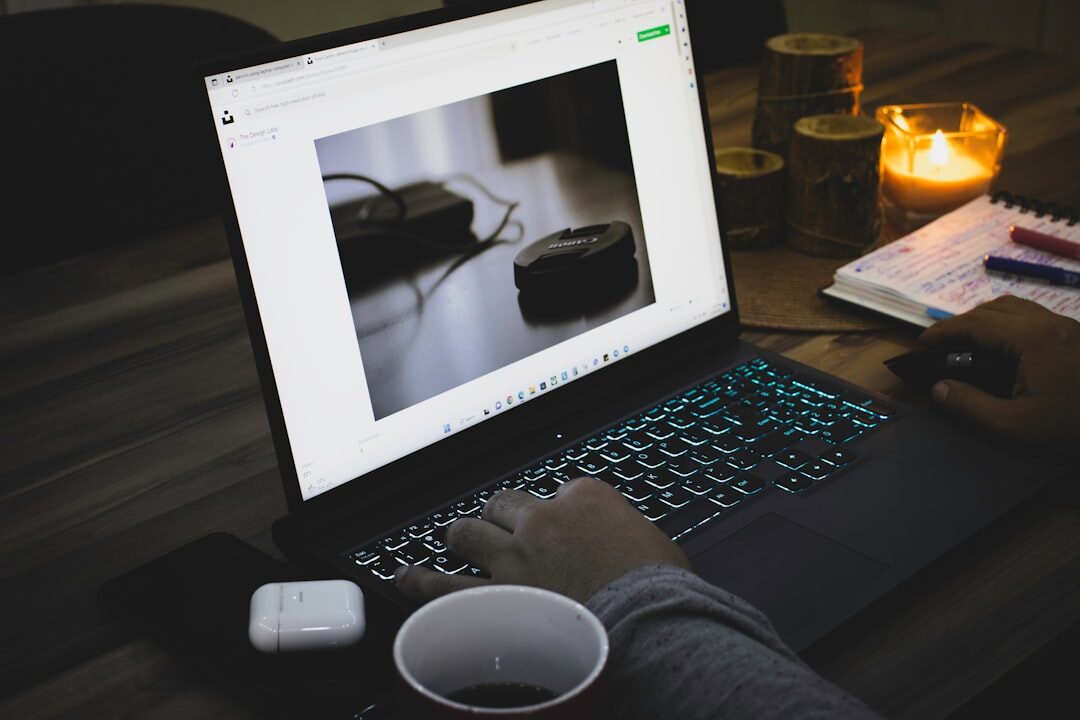 Analisando anúncios em laptop