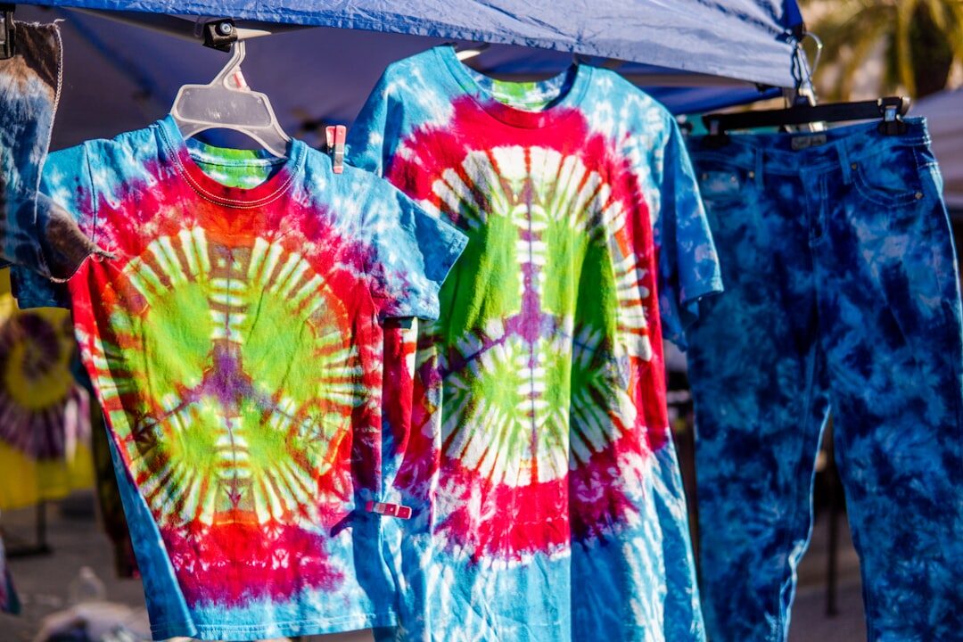 Artesão confeccionando roupas