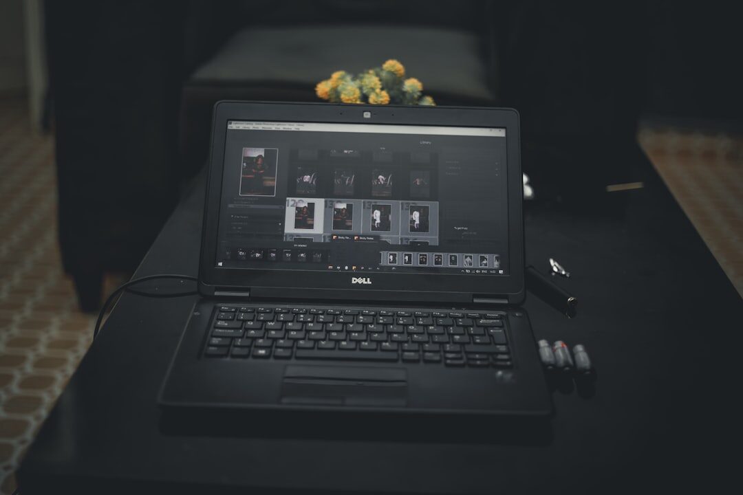 Campanha de marketing digital em execução no laptop