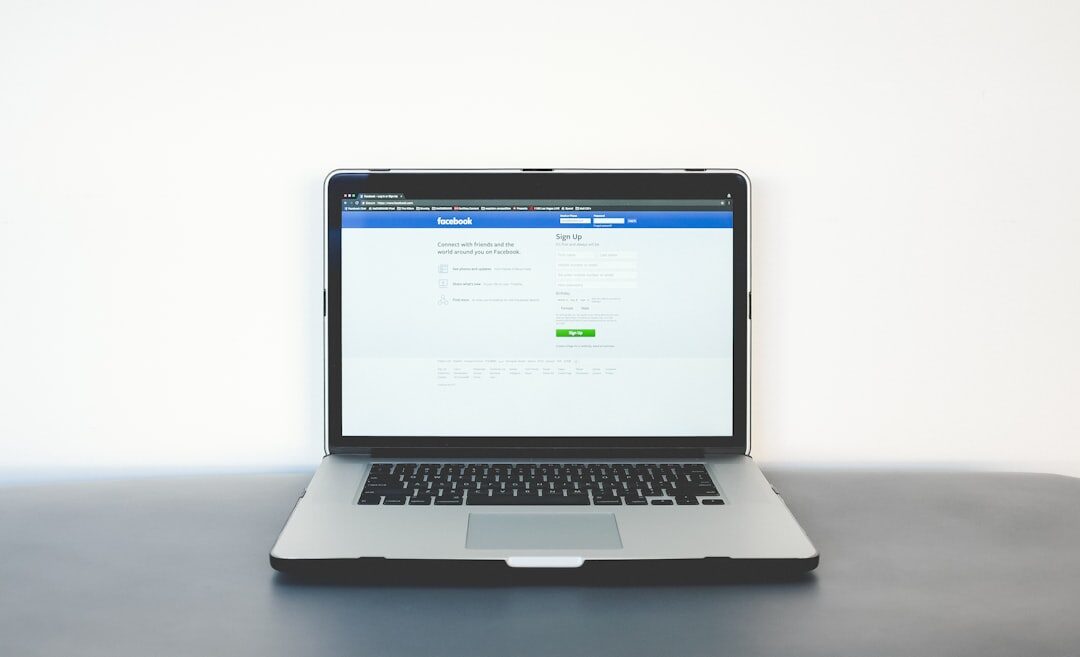 Design de site profissional em laptop