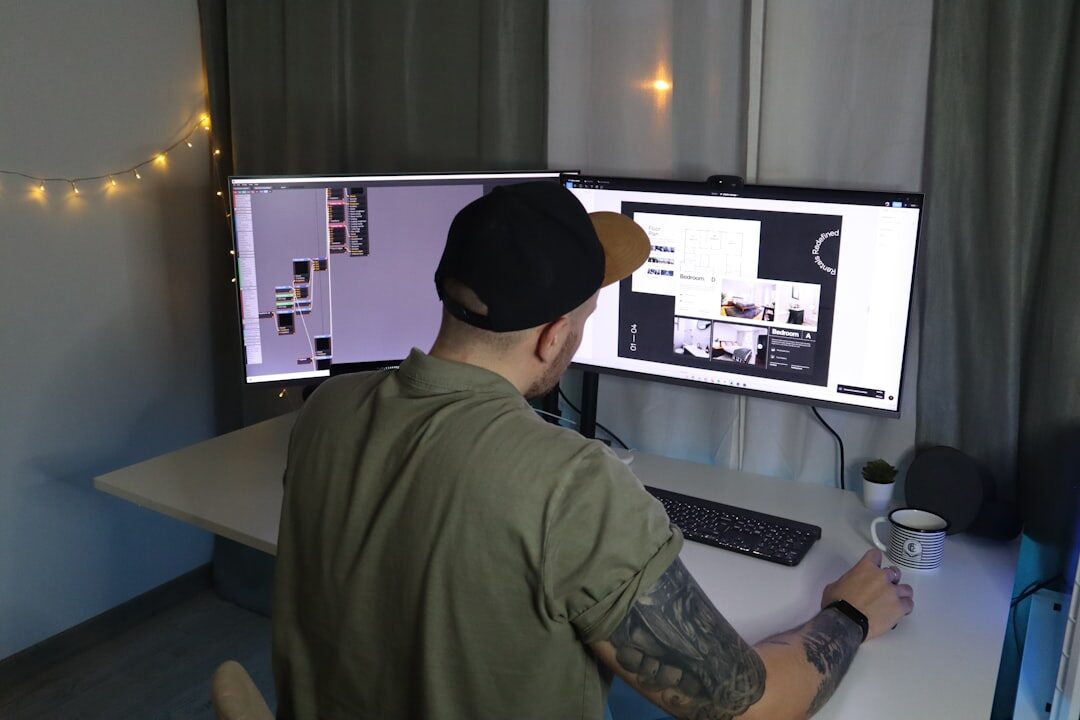 Designer trabalhando em maquete de site