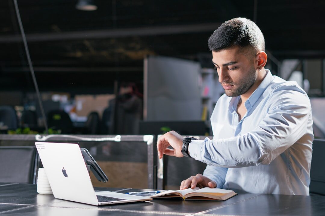 Empreendedor analisando métricas de marketing
