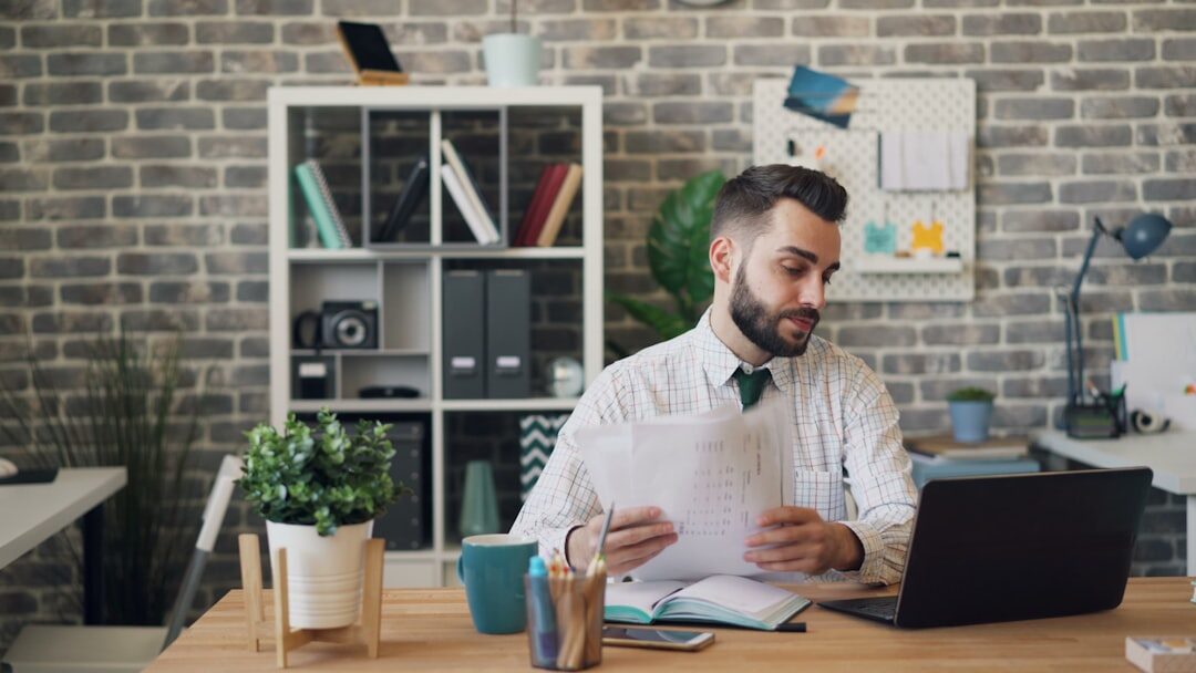 Empreendedor analisando resultados de marketing