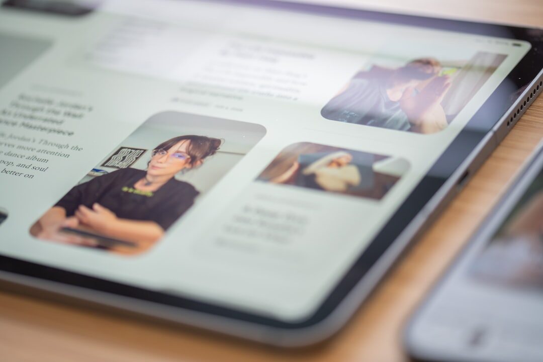 Empreendedor apresentando design de site