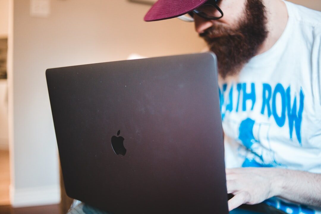 Empreendedor usando laptop com marketing digital
