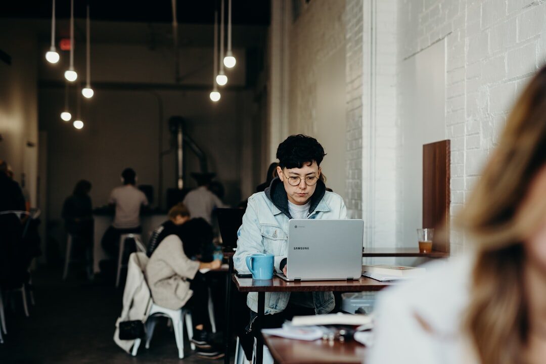 Empreendedor utilizando laptop para marketing digital