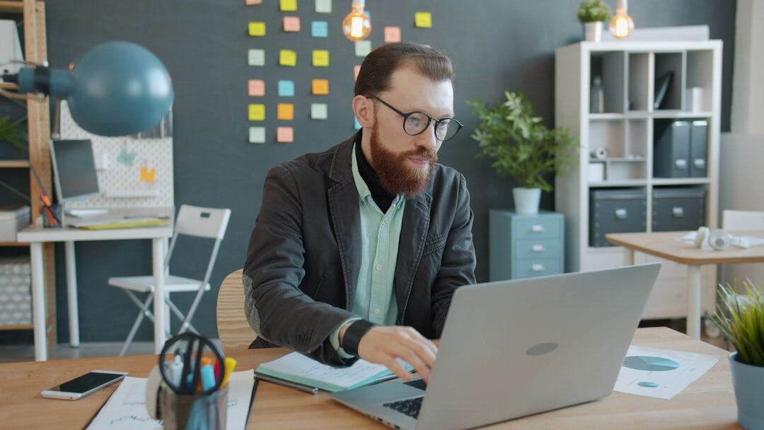 Empresário analisando métricas de desempenho de anúncios