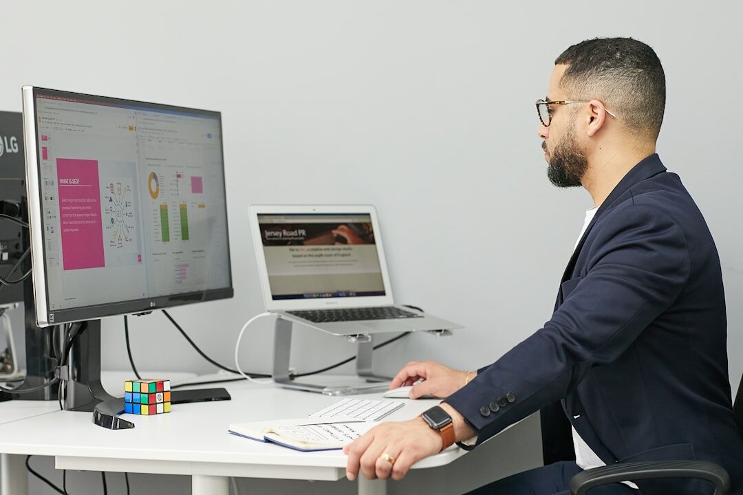 Empresário analisando o desempenho de anúncios pagos