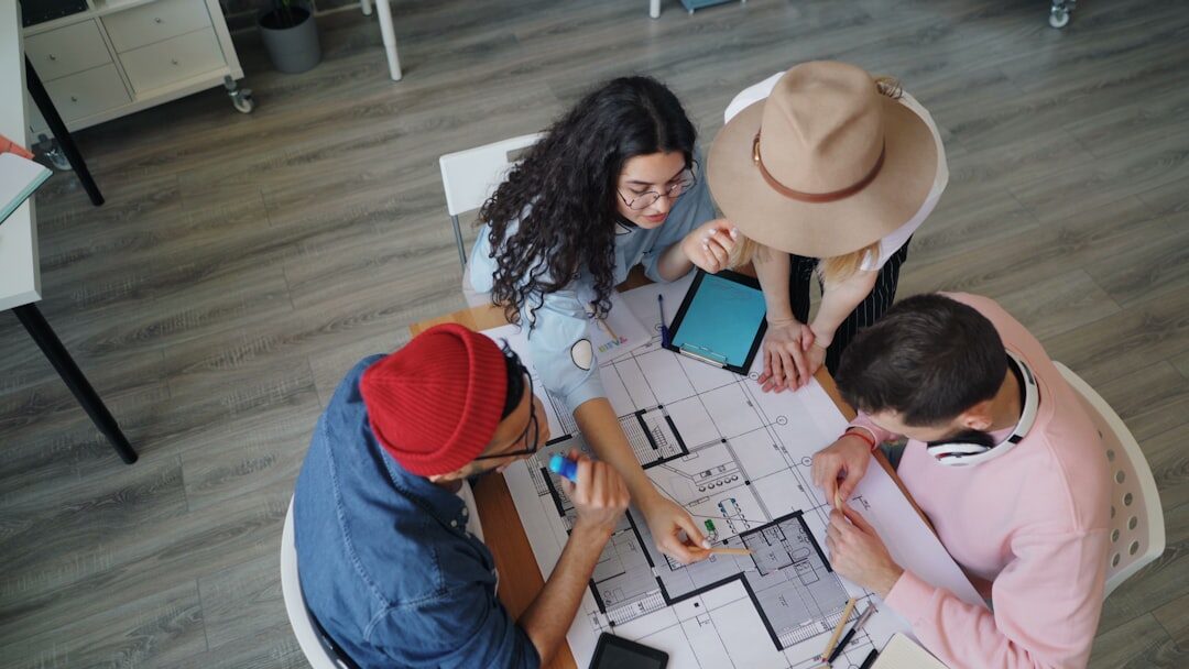 Equipe colaborando no design de site