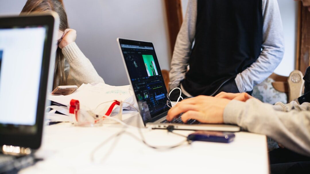 Equipe de design de site em ação
