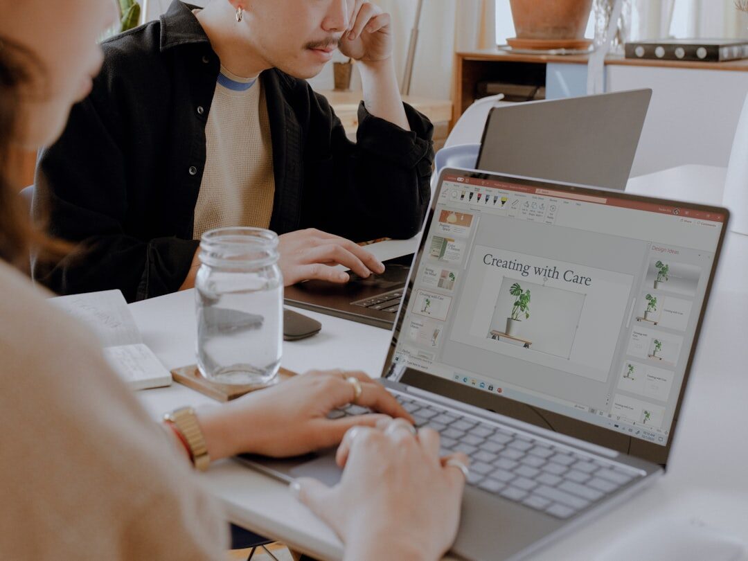 Equipe de marketing analisando dados em um laptop