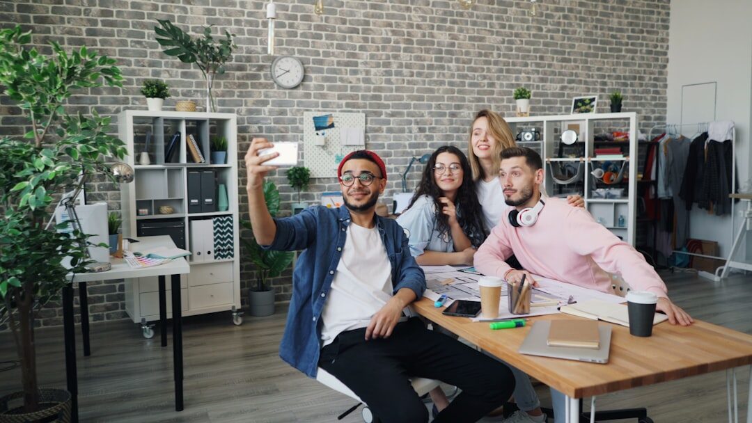 Equipe de marketing comemorando resultados