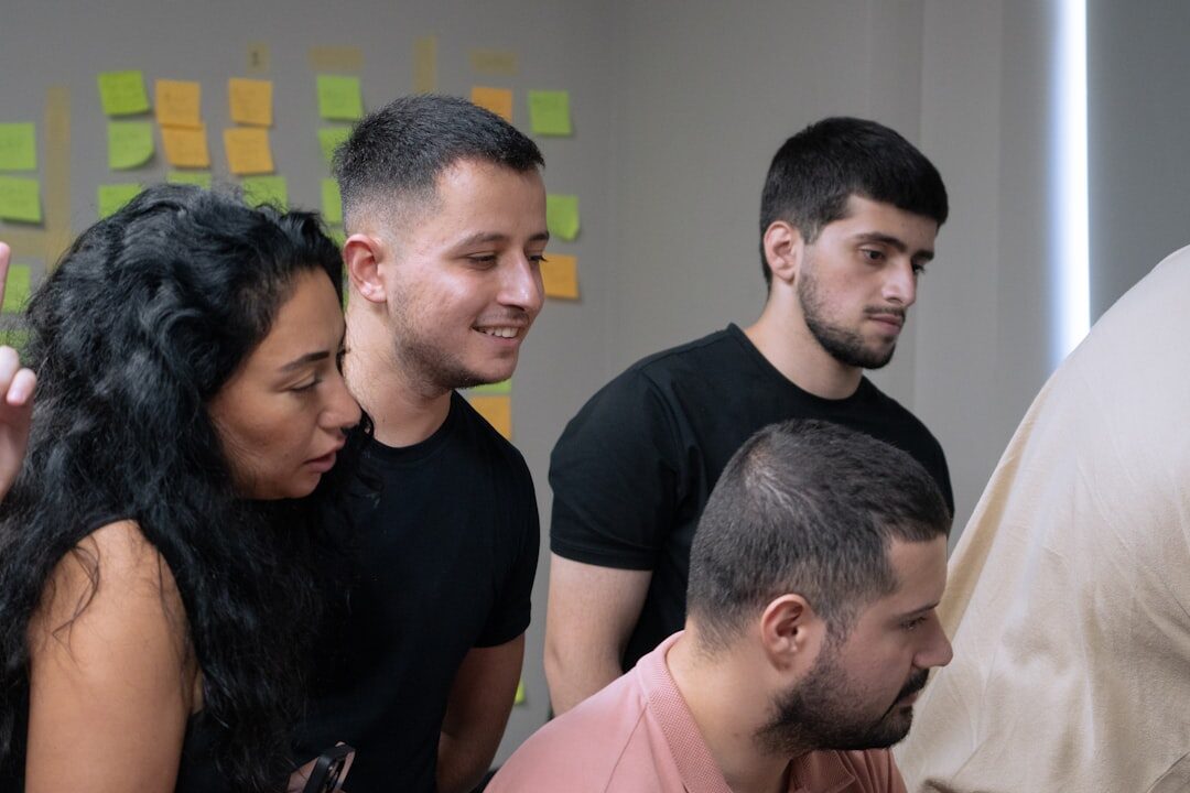 Equipe de marketing digital brainstorming ideias