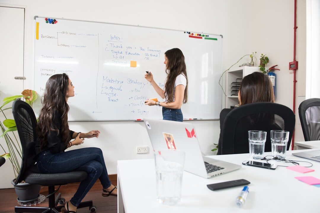 Equipe de marketing digital em brainstorming
