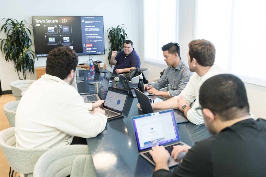 Equipe de marketing trabalhando em um projeto