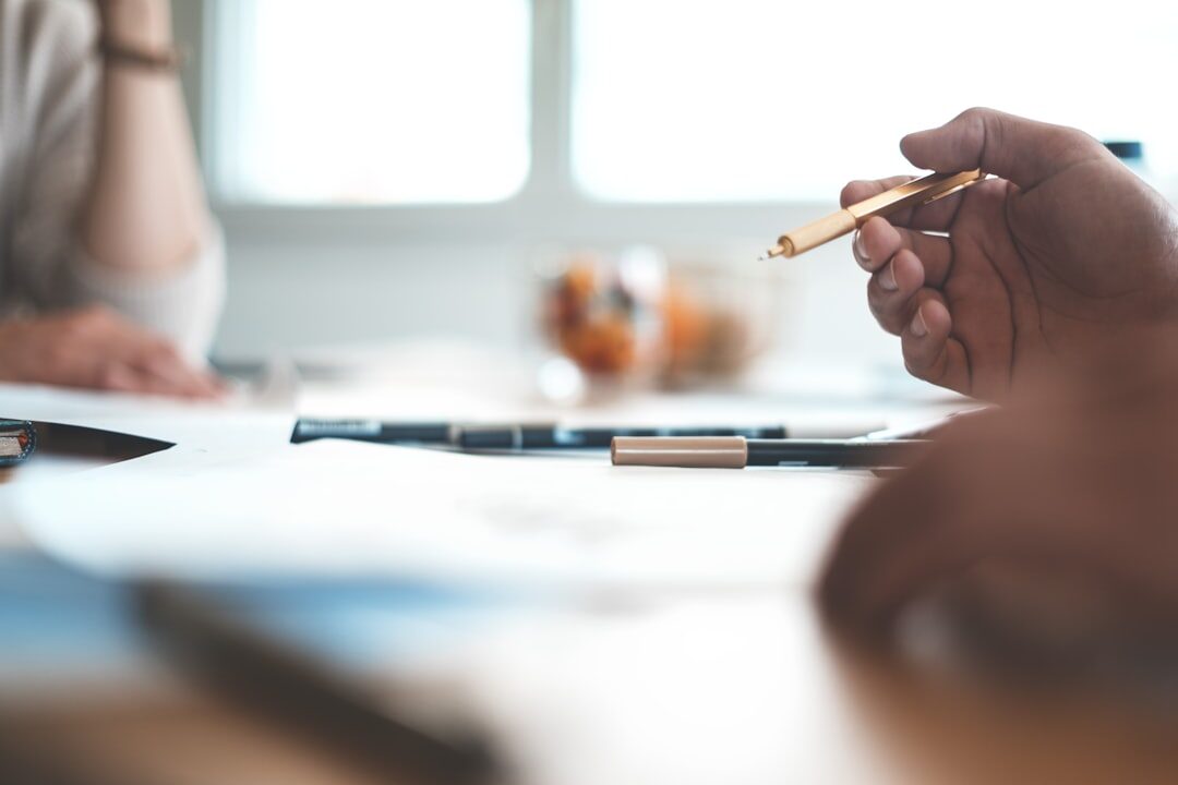 Equipe de negócios analisando dados de marketing