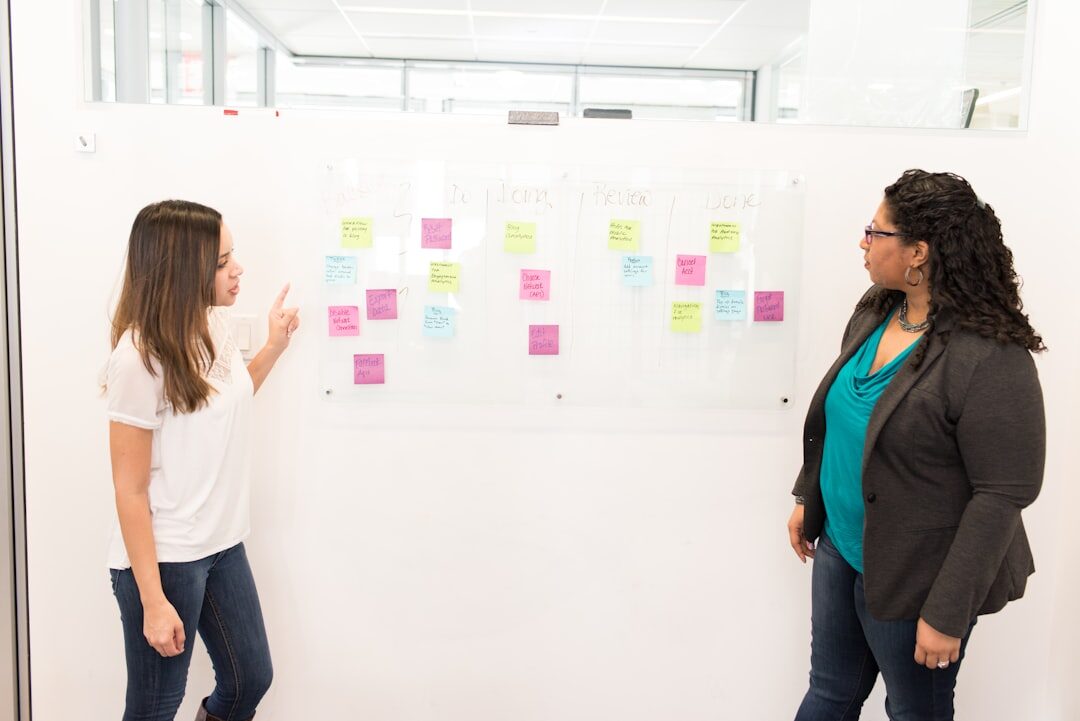 Equipe de negócios local planejando estratégias