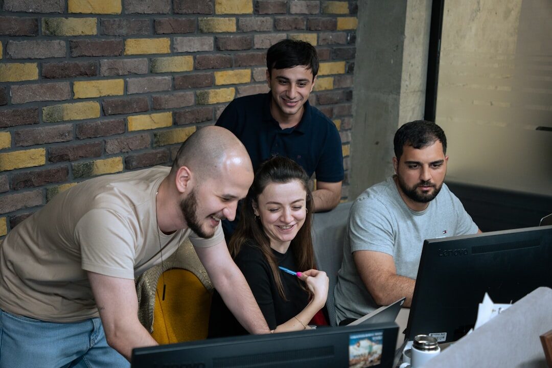 Equipe testando a funcionalidade do site