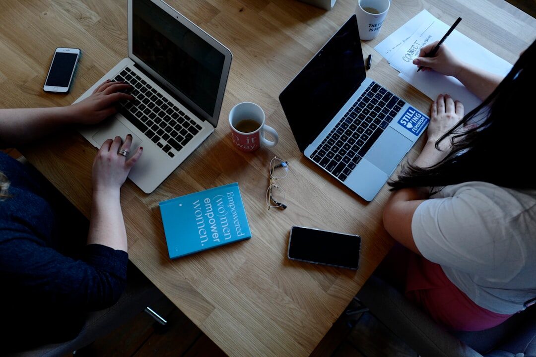 Equipe trabalhando em estratégia de marketing digital