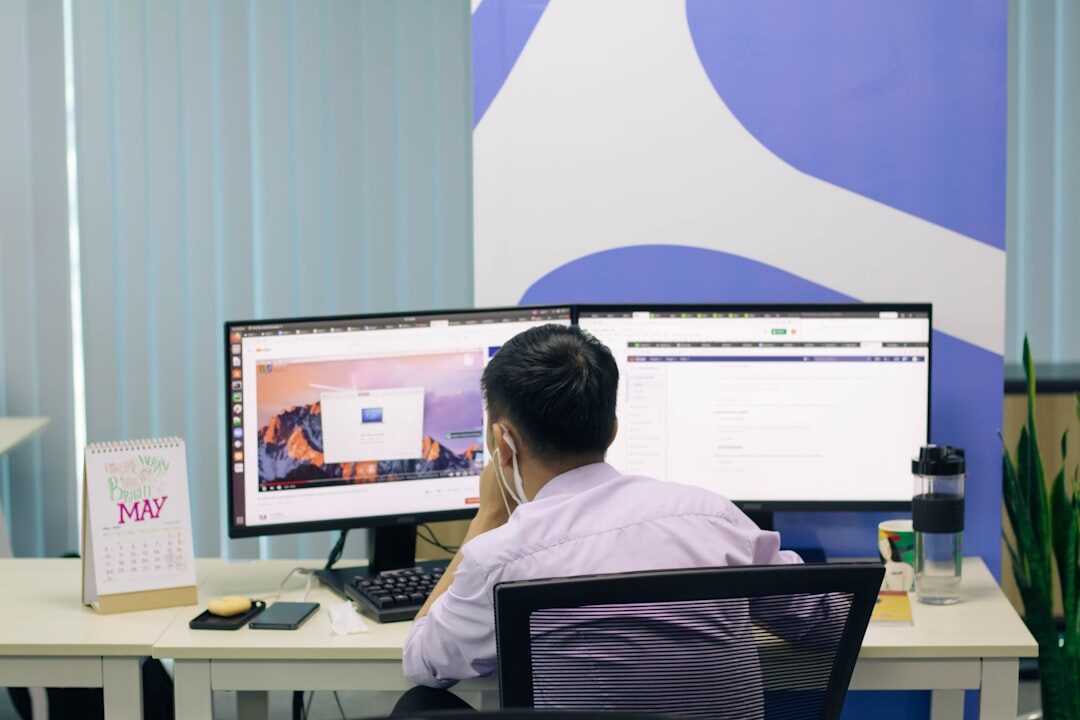 Especialista em marketing digital analisando desempenho de anúncios