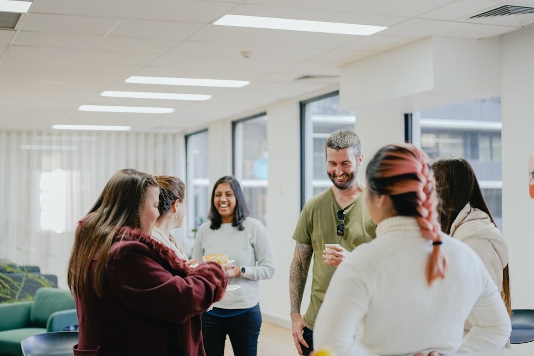 Grupo diversificado envolvido em sessão de storytelling